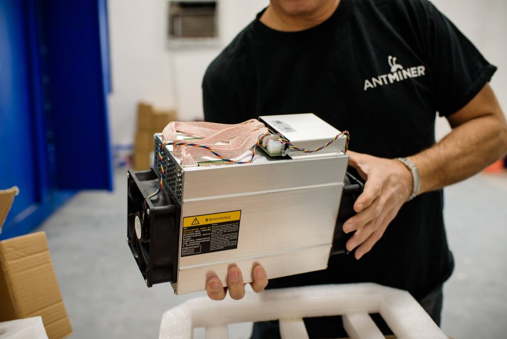 Tom Pillsworth installa attrezzatura presso la struttura di estrazione di Bitcoin a Plattsburgh, N.Y. / Credit Jacob Hannah for The New York Times