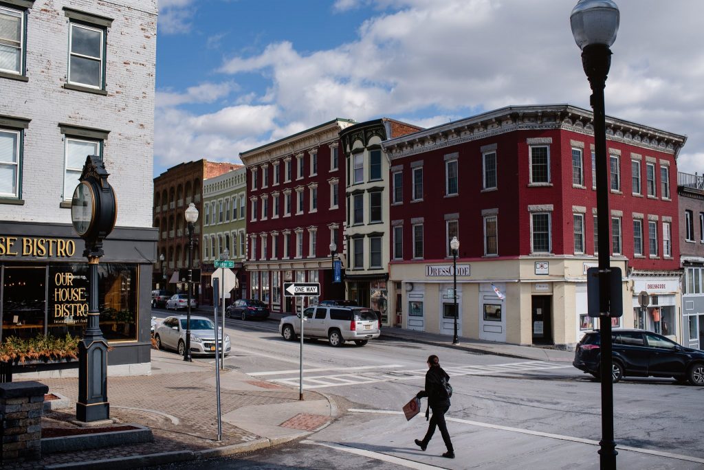 Il sindaco di Plattsburgh, N.Y., Colin L. Read, ha detto che minare Bitcoin consuma circa il 10 percento della potenza elettrica cittadina. / Credit Jacob Hannah for The New York Times